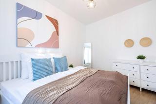 Central - Modern Comfort Retreat - 9