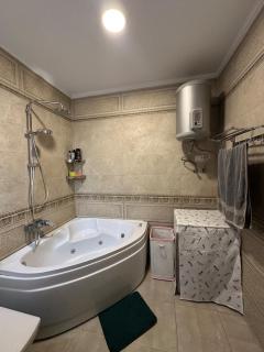 Modern 2-BR apartment with Jacuzzi, 5 min from airport - 4