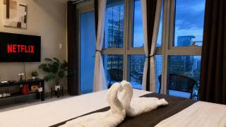 CASA CHOY SUITES - UPTOWN PARKSUITES II BGC Luxury 1BR King Bed with Balcony 1 Minute Walk to Uptown Mall and JP Morgan - 0