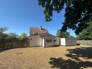 Spacious Countryside 4-Bed - Free Parking - Easy Access to main Roads - Contractor Ready - 3