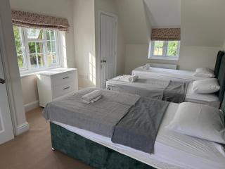 Spacious Countryside 4-Bed - Free Parking - Easy Access to main Roads - Contractor Ready - 2