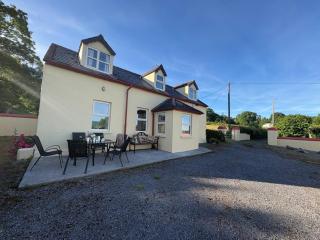 3-Bed House Sleeps 6 with Garden and Parking - 3