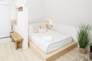 Luxury Studio Downtown with soaking tub - 9