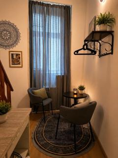 Modern Loft Studio with Private Kitchenette & Shower - 8