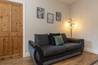 Gateshead 2BR Home - Near Town & Metro Access - 3