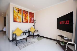 Stylish 1-Bedroom Apartment with Living Room & Garden View - 2