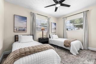 Tropical Breeze Oasis with heated pool, large patio - 4