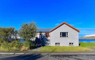 House Vallholt in Grenivík - Waterfront, Private Hot Pot - by Nollur - 1