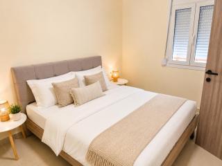 Bright apartment with court yard and swimming pool - 7