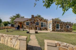 Texas Hill Country Home: Quiet Yard + Patio - 8