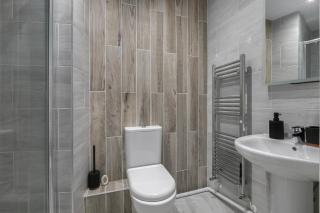 Stylish 2BDR 2BA Flat with Chic Interiors - 5