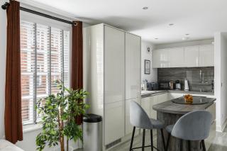 Stylish 2BDR 2BA Flat with Chic Interiors - 2