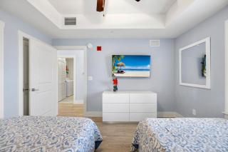 Luxury Calypso Tower 3! Free Beach Chair Service for 4! by Dolce Vita Getaways PCB - 1