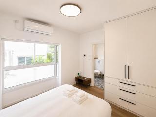 Spacious Quiet 2BR & Parking City Center by FeelHome - 3