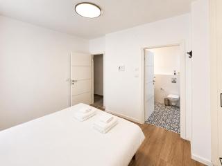 Spacious Quiet 2BR & Parking City Center by FeelHome - 7
