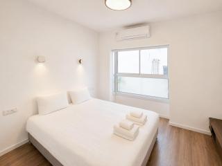 Spacious Quiet 2BR & Parking City Center by FeelHome - 9