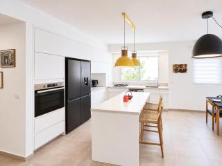 Spacious Quiet 2BR & Parking City Center by FeelHome - 8