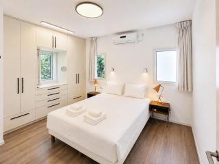 Spacious Quiet 2BR & Parking City Center by FeelHome - 2