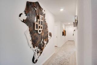 Mooove Your Herd Into a New Cozy Barn Haus-in NB - 2