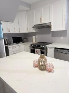 Walk to the Falls 3BR Retreat Free Parking - 4
