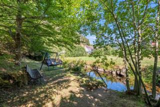 Großer Garten mit Grill,-Spiel und Sitzmöglichkeiten-umgeben von schöner Natur-Ferienhaus Albmatte - 8