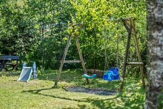 Großer Garten mit Grill,-Spiel und Sitzmöglichkeiten-umgeben von schöner Natur-Ferienhaus Albmatte - 5