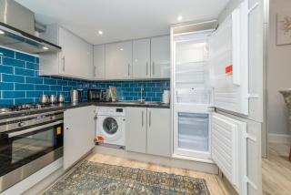 Cosy Flat with Patio in Town Centre Walk to Shops - Pass the Keys - 8