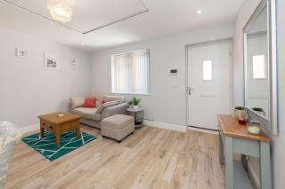 Cosy Flat with Patio in Town Centre Walk to Shops - Pass the Keys - 5