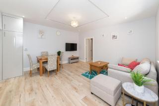 Cosy Flat with Patio in Town Centre Walk to Shops - Pass the Keys - 3
