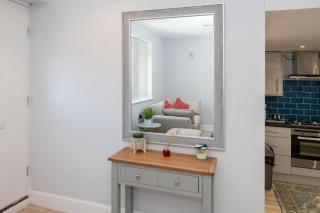 Cosy Flat with Patio in Town Centre Walk to Shops - Pass the Keys - 1