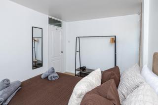 3BDR Modern Home in Sheffield and Free Parking with Balcony - 2