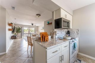 Coastal 2-Bedroom Condo with Pools & Balcony Near Siesta Key - 8