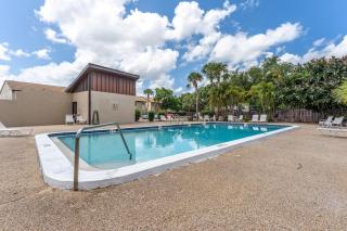 Coastal 2-Bedroom Condo with Pools & Balcony Near Siesta Key - 5