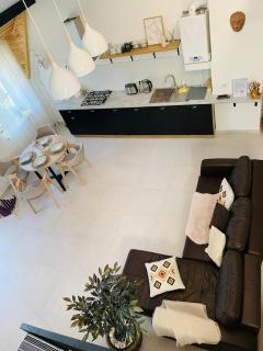 Retreat Kamianets Apartment , центр Старого міста , 100м до Ратуші , вид на сквер та історичний центр - 4