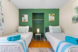 Family Retreat with Free Heated Pool, Game Room, Sleeps 10, Bikes, BBQ Grill, 15 minutes to Honeymoon Island - 2