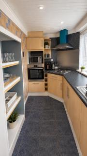 Stylish 3 Bed house Contractor Friendly Free parking & Wifi - 4