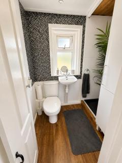 Stylish 3 Bed house Contractor Friendly Free parking & Wifi - 2