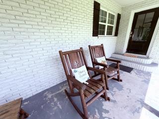 Farm House stay with soaking tub and hot tub barn - 4