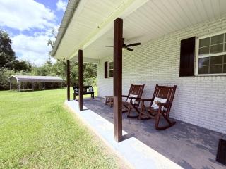 Farm House stay with soaking tub and hot tub barn - 1