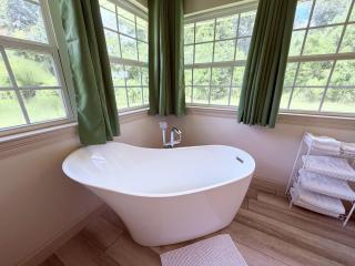 Farm House stay with soaking tub and hot tub barn - 9