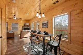 Cabin retreat with hot tub, pool table & arcade - 3