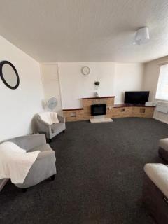The Snuggle Spot 3 Bed Apartment above shops - Free Wifi and Netflix and Free Parking - 1