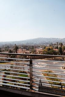 Modern 2-Bed with Views, Mall Access & Home Office, Bedfordview - 6