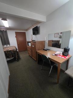 Royals Inn Motel Inc - 4