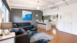 Coastal Escape Walk to Beach, Cafes & CBD - 4