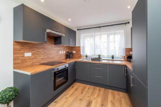 Big Group House 5 Bed 3 Bath Parking 12PPL - 5