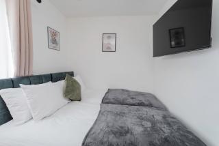 Big Group House 5 Bed 3 Bath Parking 12PPL - 4
