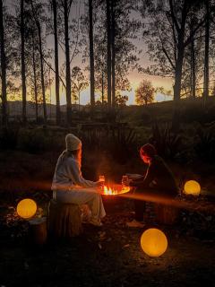 Fiery Peak Cosy Retreat with Stargazing & Hot Tub - 9