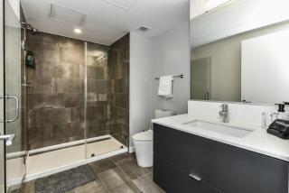 2BR Urban Retreat Gym Parkng and Scenic Rooftop - 2