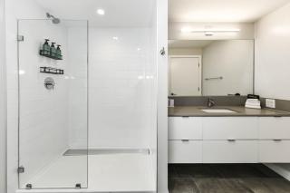 Posh 2BR Retreat Gym, Prkng and Scenic Rooftop - 3